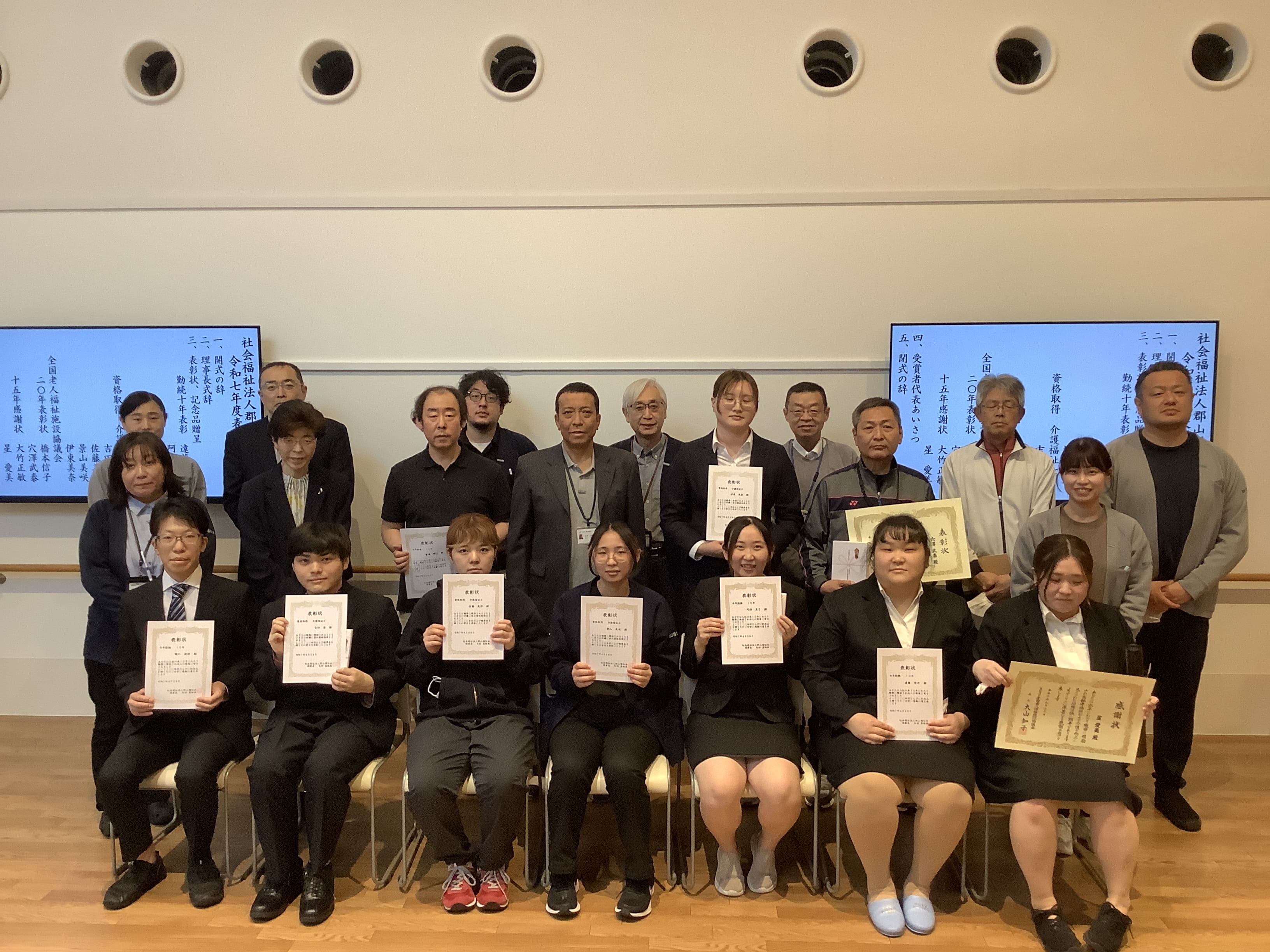 ICT機器・介護ロボットを活用している様子